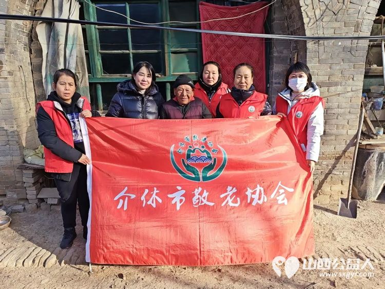 介休市敬老协会组织志愿者走进绵山镇马堡村入户特困84岁马虎成老人家为老人打扫室内外卫生理发做饭包饺子 - 第1张