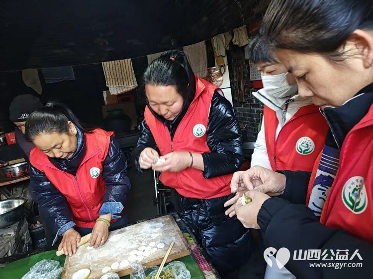 介休市敬老协会组织志愿者走进绵山镇马堡村入户特困84岁马虎成老人家为老人打扫室内外卫生理发做饭包饺子 - 第5张