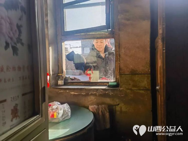 介休市敬老协会组织志愿者走进绵山镇马堡村入户84岁任三女老人家为老人打扫室内外卫生做饭包饺子送去爱心人士捐赠的苹果一袋 - 第6张