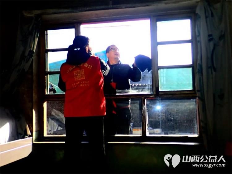 介休市敬老协会组织志愿者走进绵山镇马堡村入户84岁任三女老人家为老人打扫室内外卫生做饭包饺子送去爱心人士捐赠的苹果一袋 - 第5张