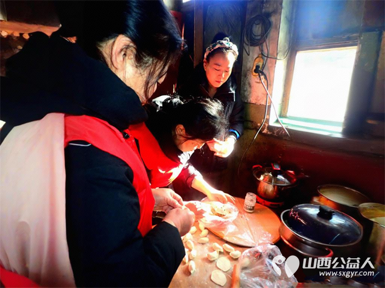 介休市敬老协会组织志愿者走进绵山镇马堡村入户84岁任三女老人家为老人打扫室内外卫生做饭包饺子送去爱心人士捐赠的苹果一袋 - 第2张