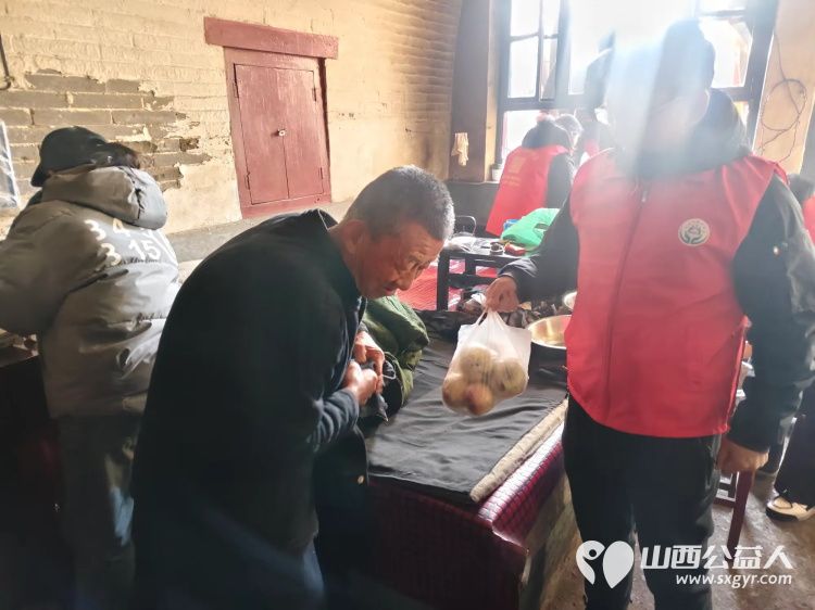 介休市敬老协会孝组织志愿者走进绵山镇西靳屯村入户81岁特困曹天贵老人家为老人打扫室内外卫生做饭包饺子送去爱心人士捐赠的苹果一袋 - 第7张