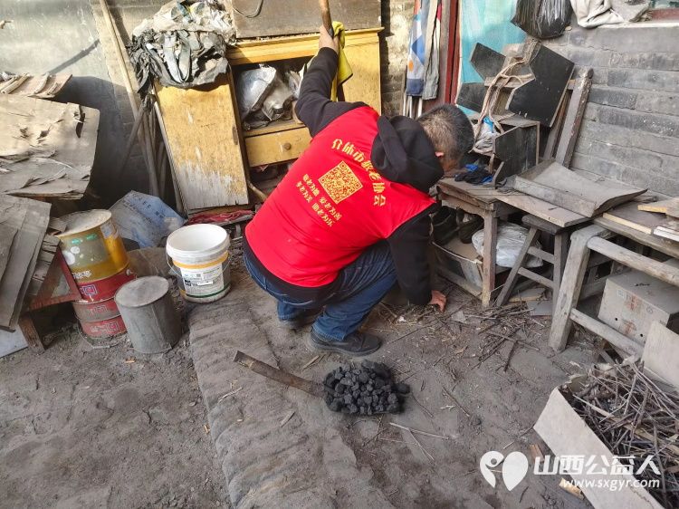 介休市敬老协会孝组织志愿者走进绵山镇西靳屯村入户81岁特困曹天贵老人家为老人打扫室内外卫生做饭包饺子送去爱心人士捐赠的苹果一袋 - 第8张