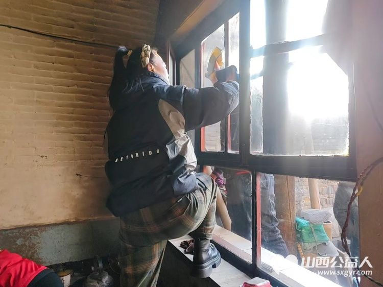 介休市敬老协会孝组织志愿者走进绵山镇西靳屯村入户81岁特困曹天贵老人家为老人打扫室内外卫生做饭包饺子送去爱心人士捐赠的苹果一袋 - 第11张