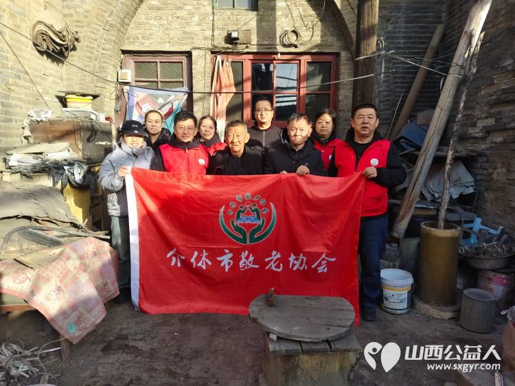 介休市敬老协会孝组织志愿者走进绵山镇西靳屯村入户81岁特困曹天贵老人家为老人打扫室内外卫生做饭包饺子送去爱心人士捐赠的苹果一袋 - 第1张