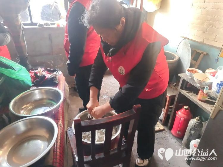 介休市敬老协会孝组织志愿者走进绵山镇西靳屯村入户81岁特困曹天贵老人家为老人打扫室内外卫生做饭包饺子送去爱心人士捐赠的苹果一袋 - 第4张