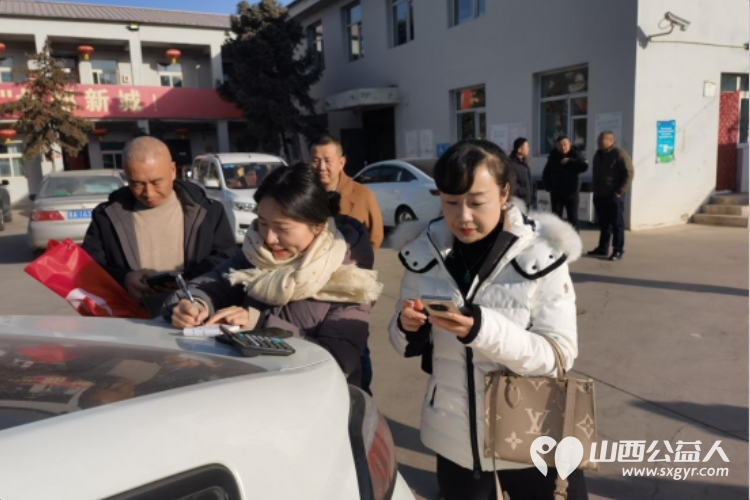 山西省黑龙江商会开展乡村振兴及助力消费扶贫公益慰问活动走访看望并慰问了五位贫困退役军人为他们送上了牛奶大米白面等生活物资 - 第2张