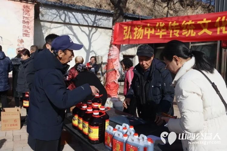 山西正泉生物科技有限公司醋娘宋书花为忻州市忻府区兰村乡钱塘沟村80岁以上老年人送温暖献爱心每人一桶胡麻油一桶醋一百元的现金红包 - 第4张