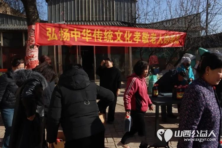 山西正泉生物科技有限公司醋娘宋书花为忻州市忻府区兰村乡钱塘沟村80岁以上老年人送温暖献爱心每人一桶胡麻油一桶醋一百元的现金红包 - 第3张