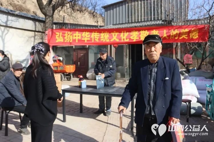 山西正泉生物科技有限公司醋娘宋书花为忻州市忻府区兰村乡钱塘沟村80岁以上老年人送温暖献爱心每人一桶胡麻油一桶醋一百元的现金红包 - 第2张