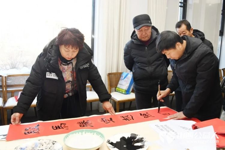 忻州市五台山书画院书画家们赴偏关老牛湾开展文化采风暨赠联送福活动为当地百姓与四方游客奉上浓浓新春祝福 - 第29张