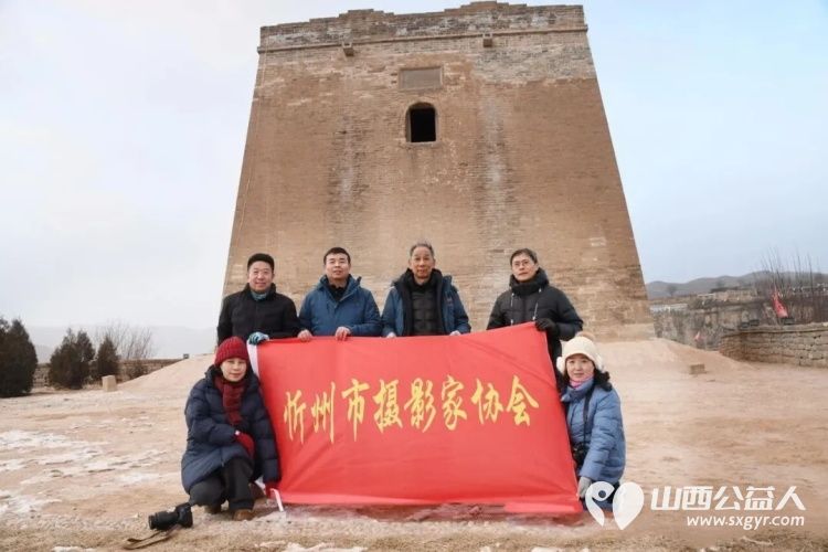 忻州市五台山书画院书画家们赴偏关老牛湾开展文化采风暨赠联送福活动为当地百姓与四方游客奉上浓浓新春祝福 - 第3张