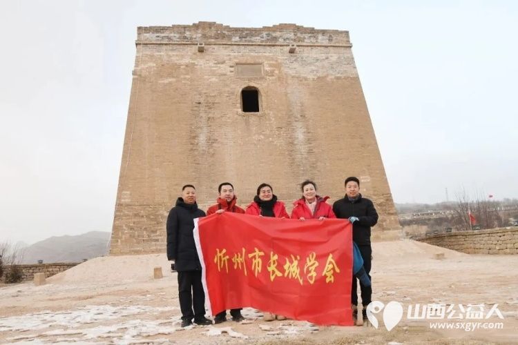 忻州市五台山书画院书画家们赴偏关老牛湾开展文化采风暨赠联送福活动为当地百姓与四方游客奉上浓浓新春祝福 - 第2张