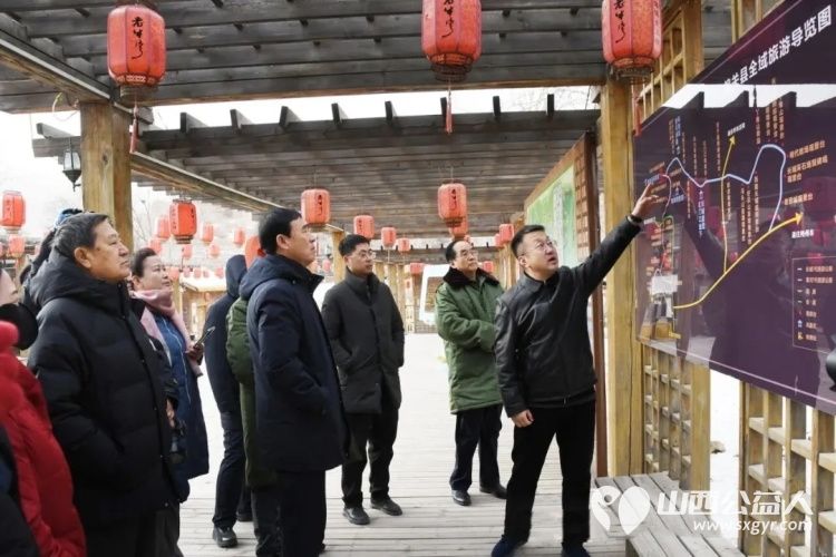 忻州市五台山书画院书画家们赴偏关老牛湾开展文化采风暨赠联送福活动为当地百姓与四方游客奉上浓浓新春祝福 - 第5张