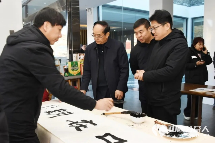 忻州市五台山书画院书画家们赴偏关老牛湾开展文化采风暨赠联送福活动为当地百姓与四方游客奉上浓浓新春祝福 - 第20张