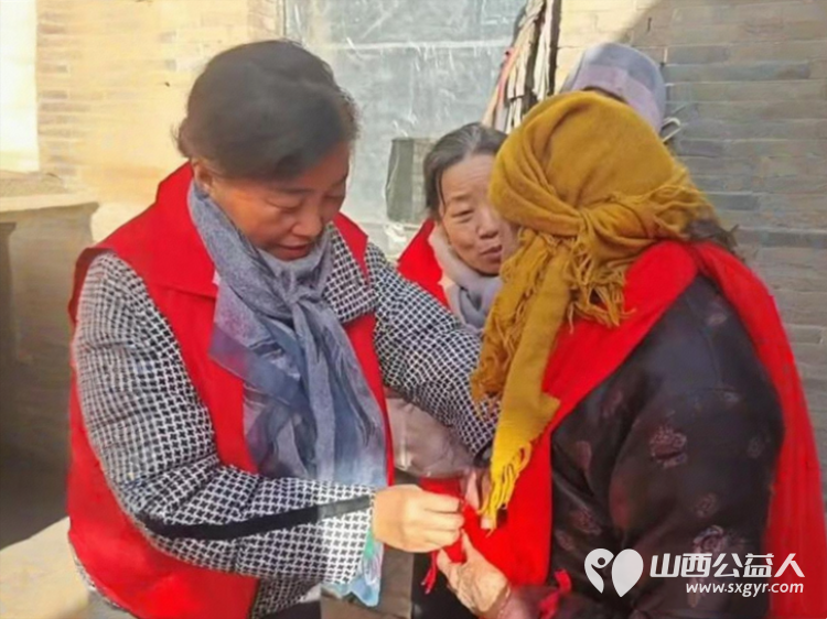 长治圆梦公益协会爱心志愿者来到长治市长子县西北城村为残疾老人和五保户送去米面油面片方便面卫生纸等生活物资 - 第4张