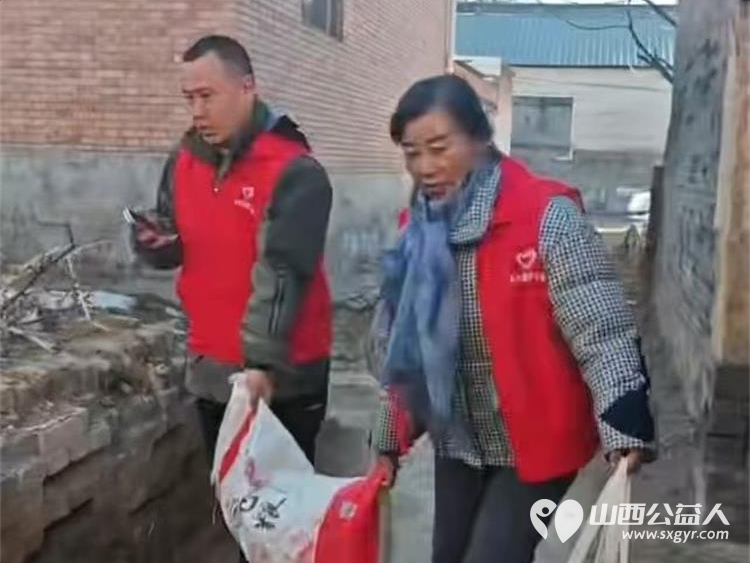 长治圆梦公益协会爱心志愿者来到长治市长子县西北城村为残疾老人和五保户送去米面油面片方便面卫生纸等生活物资 - 第7张