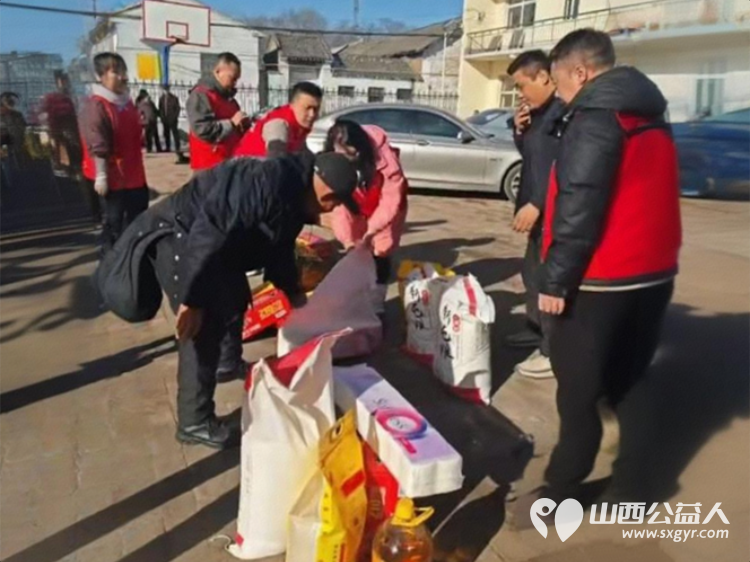 长治圆梦公益协会爱心志愿者来到长治市长子县西北城村为残疾老人和五保户送去米面油面片方便面卫生纸等生活物资 - 第3张