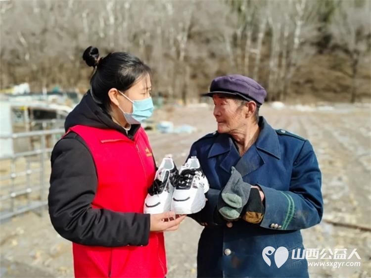 情暖寒冬爱驻心间----忻州市爱心公益协会走进五台山台怀镇白头庵村慰问五保户张贵林老人送上米面粮油爱心物资一应俱全 - 第7张 - 山西公益人 情暖寒冬爱驻心间----忻州市爱心公益协会走进五台山台怀镇白头庵村慰问五保户张贵林老人送上米面粮油爱心物资一应俱全 - 第7张