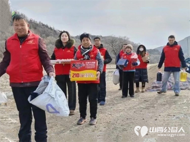 情暖寒冬爱驻心间----忻州市爱心公益协会走进五台山台怀镇白头庵村慰问五保户张贵林老人送上米面粮油爱心物资一应俱全 - 第2张 - 山西公益人 情暖寒冬爱驻心间----忻州市爱心公益协会走进五台山台怀镇白头庵村慰问五保户张贵林老人送上米面粮油爱心物资一应俱全 - 第2张