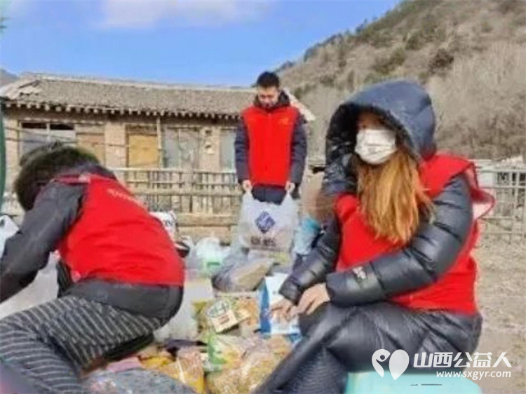 情暖寒冬爱驻心间----忻州市爱心公益协会走进五台山台怀镇白头庵村慰问五保户张贵林老人送上米面粮油爱心物资一应俱全 - 第4张 - 山西公益人 情暖寒冬爱驻心间----忻州市爱心公益协会走进五台山台怀镇白头庵村慰问五保户张贵林老人送上米面粮油爱心物资一应俱全 - 第4张