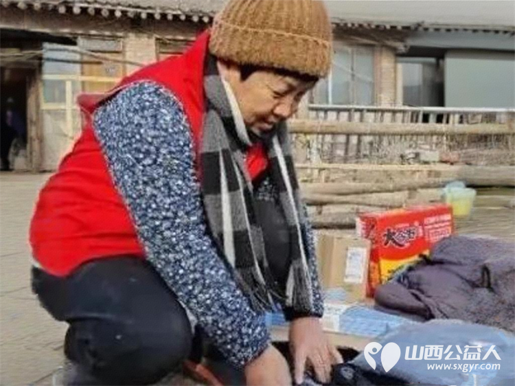 情暖寒冬爱驻心间----忻州市爱心公益协会走进五台山台怀镇白头庵村慰问五保户张贵林老人送上米面粮油爱心物资一应俱全 - 第9张 - 山西公益人 情暖寒冬爱驻心间----忻州市爱心公益协会走进五台山台怀镇白头庵村慰问五保户张贵林老人送上米面粮油爱心物资一应俱全 - 第9张