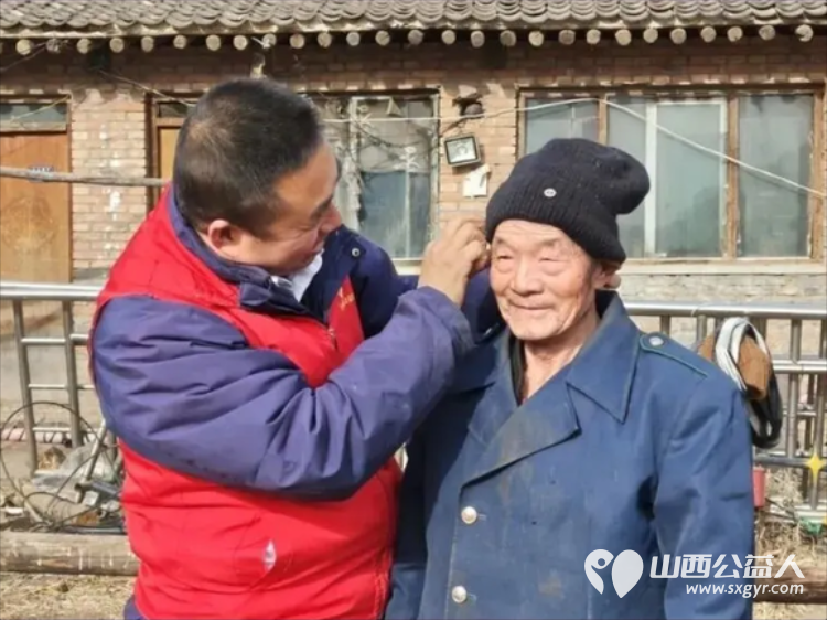 情暖寒冬爱驻心间----忻州市爱心公益协会走进五台山台怀镇白头庵村慰问五保户张贵林老人送上米面粮油爱心物资一应俱全 - 第13张 - 山西公益人 情暖寒冬爱驻心间----忻州市爱心公益协会走进五台山台怀镇白头庵村慰问五保户张贵林老人送上米面粮油爱心物资一应俱全 - 第13张