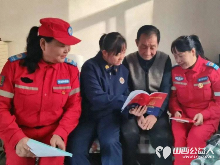 吕梁市中志协救援队联合离石区消防队开展入户进店消防宣传筑牢冬季安全防线让消防知识融入居民日常生活 - 第3张 - 山西公益人 吕梁市中志协救援队联合离石区消防队开展入户进店消防宣传筑牢冬季安全防线让消防知识融入居民日常生活 - 第3张