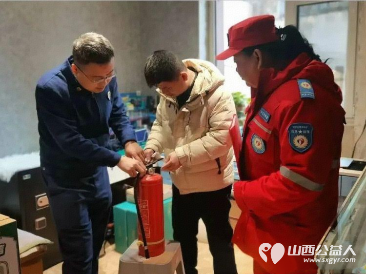 吕梁市中志协救援队联合离石区消防队开展入户进店消防宣传筑牢冬季安全防线让消防知识融入居民日常生活 - 第5张 - 山西公益人 吕梁市中志协救援队联合离石区消防队开展入户进店消防宣传筑牢冬季安全防线让消防知识融入居民日常生活 - 第5张