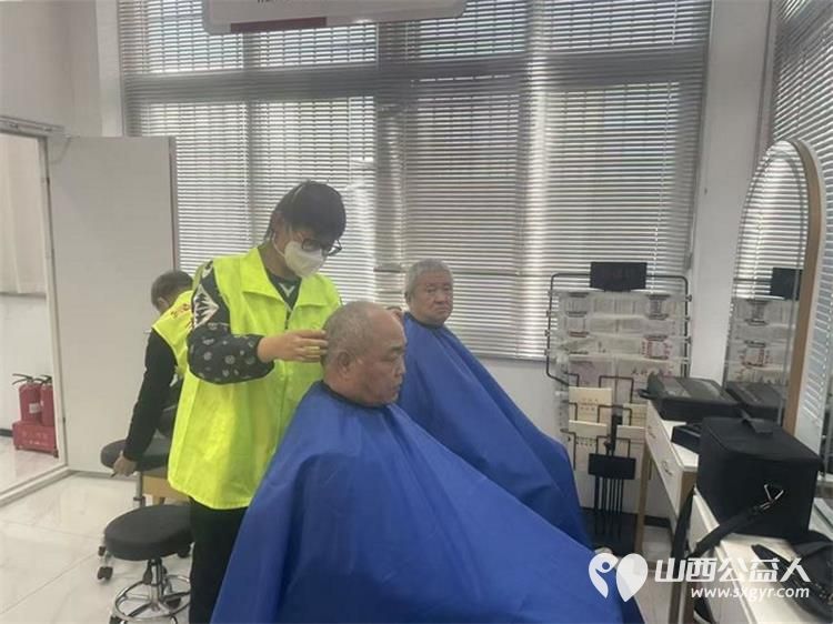 晋城市绿丝带志愿者协会的志愿者现场耐心细致为市民修剪发型这次活动共为9位市民送上免费理发服务 - 第2张 - 山西公益人 晋城市绿丝带志愿者协会的志愿者现场耐心细致为市民修剪发型这次活动共为9位市民送上免费理发服务 - 第2张