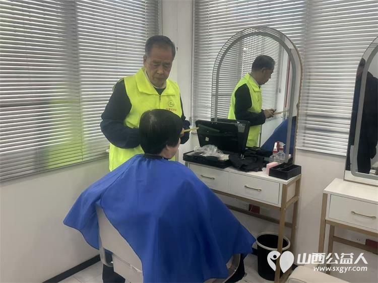 晋城市绿丝带志愿者协会的志愿者现场耐心细致为市民修剪发型这次活动共为9位市民送上免费理发服务 - 第4张 - 山西公益人 晋城市绿丝带志愿者协会的志愿者现场耐心细致为市民修剪发型这次活动共为9位市民送上免费理发服务 - 第4张