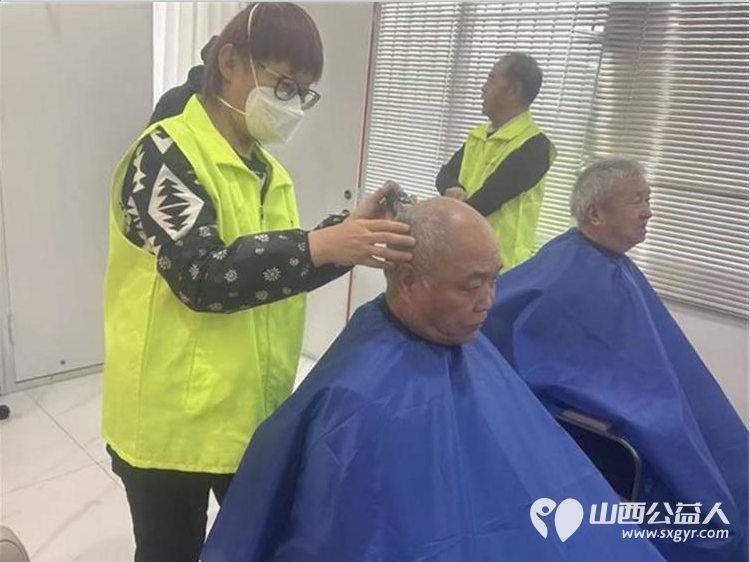 晋城市绿丝带志愿者协会的志愿者现场耐心细致为市民修剪发型这次活动共为9位市民送上免费理发服务 - 第1张 - 山西公益人 晋城市绿丝带志愿者协会的志愿者现场耐心细致为市民修剪发型这次活动共为9位市民送上免费理发服务 - 第1张