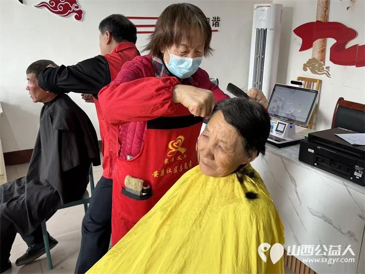 浓浓敬老情情暖夕阳红 长治市阳光困境儿童帮扶协会志愿者走进上党区西火镇峰北底村开展义务理发活动 - 第6张 - 山西公益人 浓浓敬老情情暖夕阳红 长治市阳光困境儿童帮扶协会志愿者走进上党区西火镇峰北底村开展义务理发活动 - 第6张