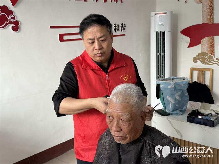 浓浓敬老情情暖夕阳红 长治市阳光困境儿童帮扶协会志愿者走进上党区西火镇峰北底村开展义务理发活动 - 第4张 - 山西公益人 浓浓敬老情情暖夕阳红 长治市阳光困境儿童帮扶协会志愿者走进上党区西火镇峰北底村开展义务理发活动 - 第4张