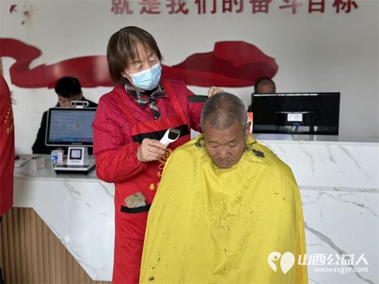 浓浓敬老情情暖夕阳红 长治市阳光困境儿童帮扶协会志愿者走进上党区西火镇峰北底村开展义务理发活动 - 第2张 - 山西公益人 浓浓敬老情情暖夕阳红 长治市阳光困境儿童帮扶协会志愿者走进上党区西火镇峰北底村开展义务理发活动 - 第2张