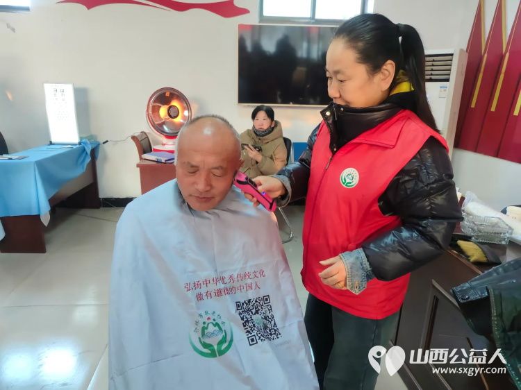 介休市敬老协会组织志愿者2026年1月17日走进绵山镇焦家堡村为60岁以上所有老人理发体检 - 第12张