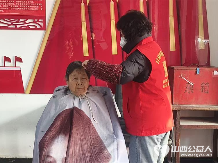 介休市敬老协会组织志愿者2026年1月17日走进绵山镇焦家堡村为60岁以上所有老人理发体检 - 第11张