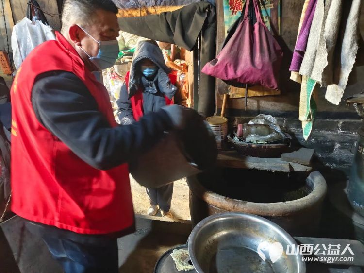 介休市敬老协会志愿者走进绵山镇焦家堡村入户85岁特困老人张雄飞老人家中打扫室内外卫生做饭包饺子为老人送去爱心人士捐赠的方便面和苹果 - 第9张