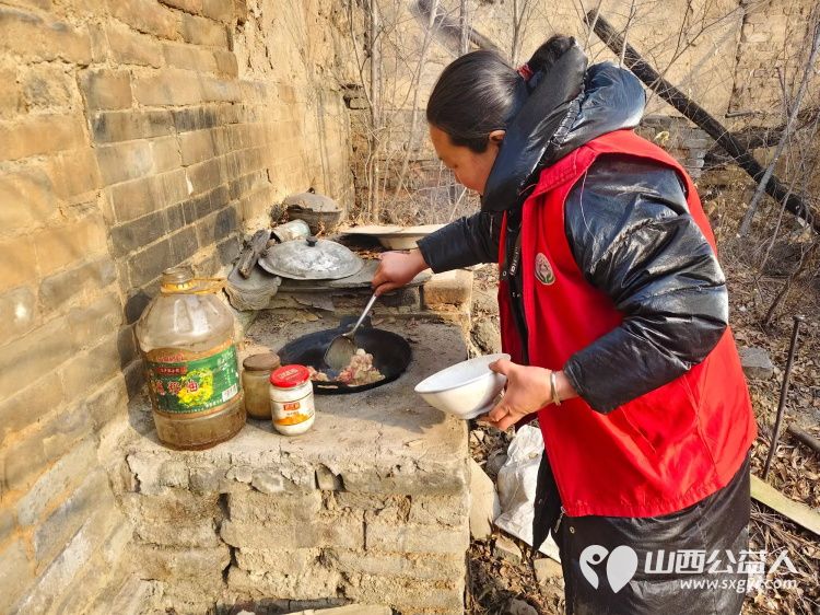 介休市敬老协会志愿者走进绵山镇焦家堡村入户85岁特困老人张雄飞老人家中打扫室内外卫生做饭包饺子为老人送去爱心人士捐赠的方便面和苹果 - 第13张