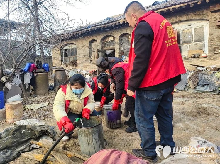 介休市敬老协会志愿者走进绵山镇焦家堡村入户85岁特困老人张雄飞老人家中打扫室内外卫生做饭包饺子为老人送去爱心人士捐赠的方便面和苹果 - 第10张