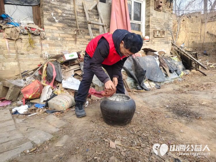 介休市敬老协会志愿者走进绵山镇焦家堡村入户85岁特困老人张雄飞老人家中打扫室内外卫生做饭包饺子为老人送去爱心人士捐赠的方便面和苹果 - 第7张