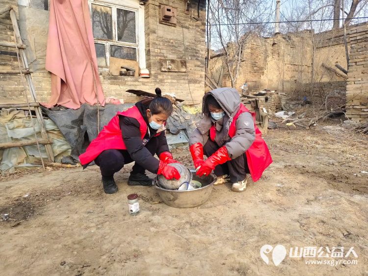 介休市敬老协会志愿者走进绵山镇焦家堡村入户85岁特困老人张雄飞老人家中打扫室内外卫生做饭包饺子为老人送去爱心人士捐赠的方便面和苹果 - 第8张