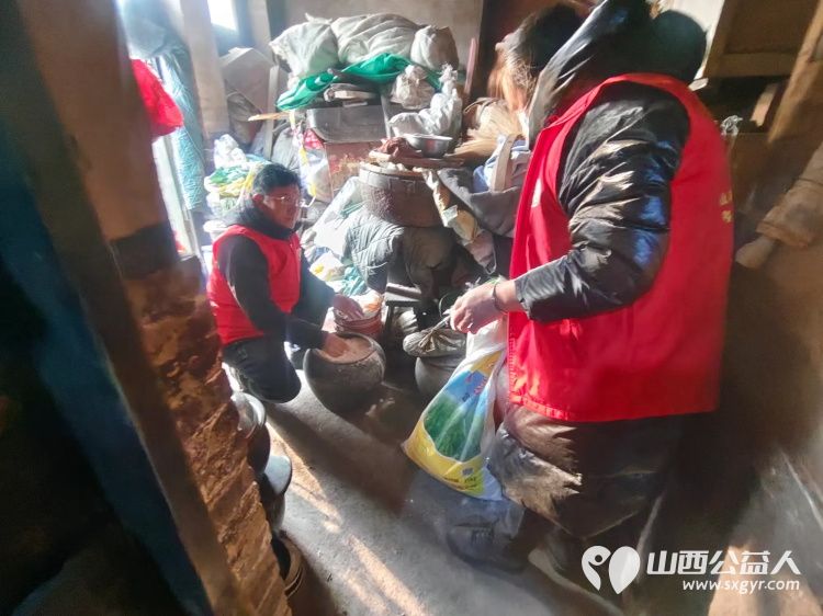 介休市敬老协会志愿者走进绵山镇焦家堡村入户85岁特困老人张雄飞老人家中打扫室内外卫生做饭包饺子为老人送去爱心人士捐赠的方便面和苹果 - 第6张