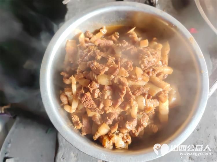 介休市敬老协会志愿者走进绵山镇焦家堡村入户85岁特困老人张雄飞老人家中打扫室内外卫生做饭包饺子为老人送去爱心人士捐赠的方便面和苹果 - 第15张