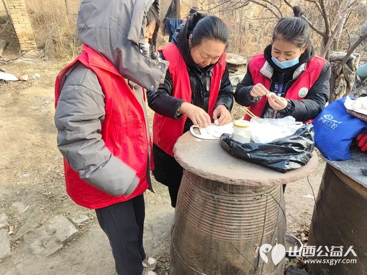 介休市敬老协会志愿者走进绵山镇焦家堡村入户85岁特困老人张雄飞老人家中打扫室内外卫生做饭包饺子为老人送去爱心人士捐赠的方便面和苹果 - 第16张