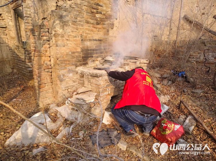 介休市敬老协会志愿者走进绵山镇焦家堡村入户85岁特困老人张雄飞老人家中打扫室内外卫生做饭包饺子为老人送去爱心人士捐赠的方便面和苹果 - 第20张