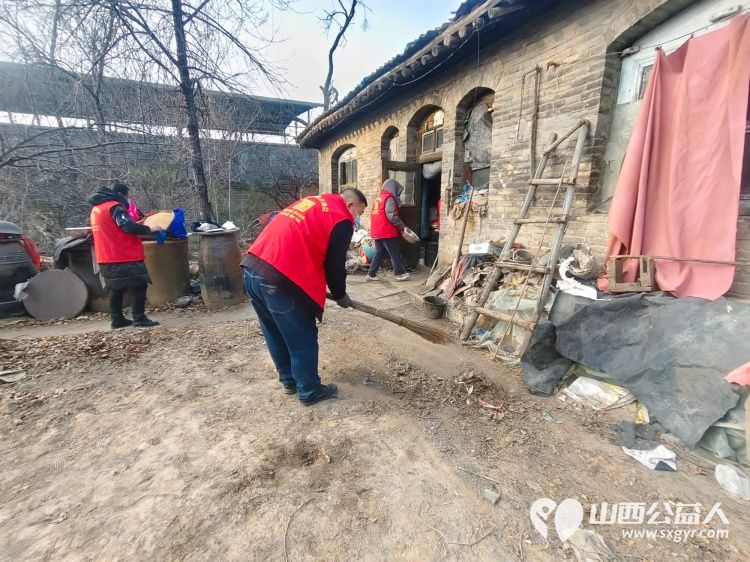 介休市敬老协会志愿者走进绵山镇焦家堡村入户85岁特困老人张雄飞老人家中打扫室内外卫生做饭包饺子为老人送去爱心人士捐赠的方便面和苹果 - 第21张