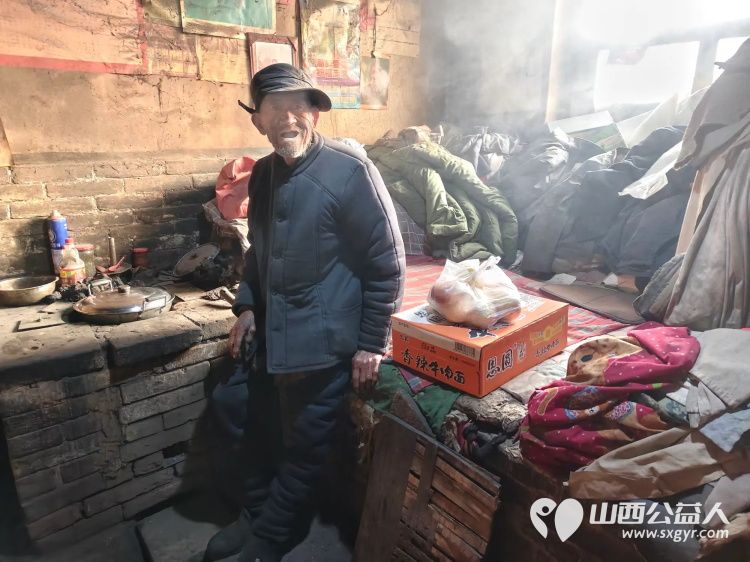 介休市敬老协会志愿者走进绵山镇焦家堡村入户85岁特困老人张雄飞老人家中打扫室内外卫生做饭包饺子为老人送去爱心人士捐赠的方便面和苹果 - 第11张