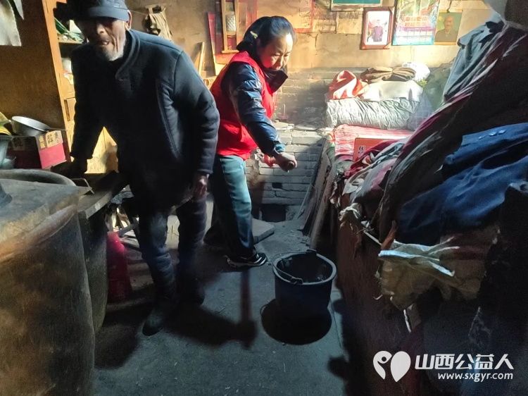 介休市敬老协会志愿者走进绵山镇焦家堡村入户85岁特困老人张雄飞老人家中打扫室内外卫生做饭包饺子为老人送去爱心人士捐赠的方便面和苹果 - 第5张