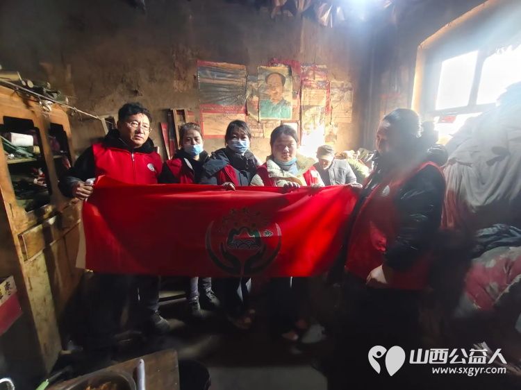 介休市敬老协会志愿者走进绵山镇焦家堡村入户85岁特困老人张雄飞老人家中打扫室内外卫生做饭包饺子为老人送去爱心人士捐赠的方便面和苹果 - 第1张